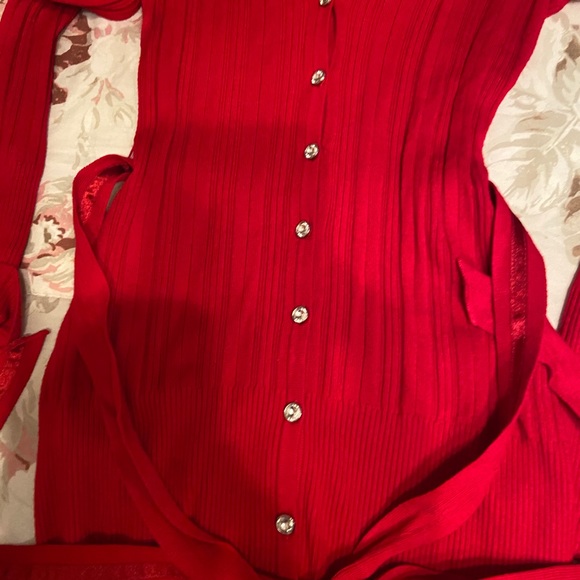 G BY GUESS RED SWEATER. - Picture 12 of 13